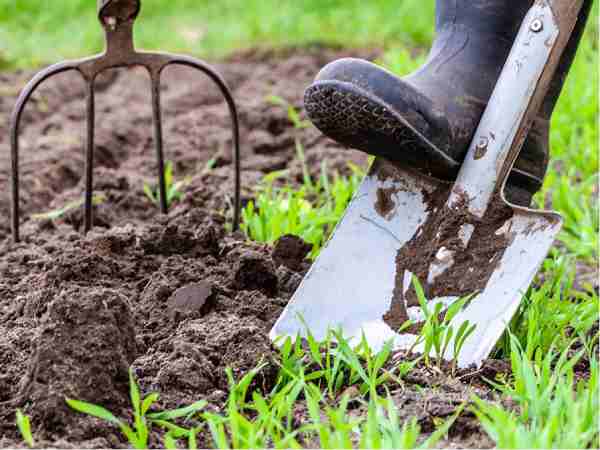ابزار مورد نیاز برای هوادهی و زیر و رو کردن خاک